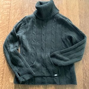 Columbia sweater. Green. Size medium front pocket